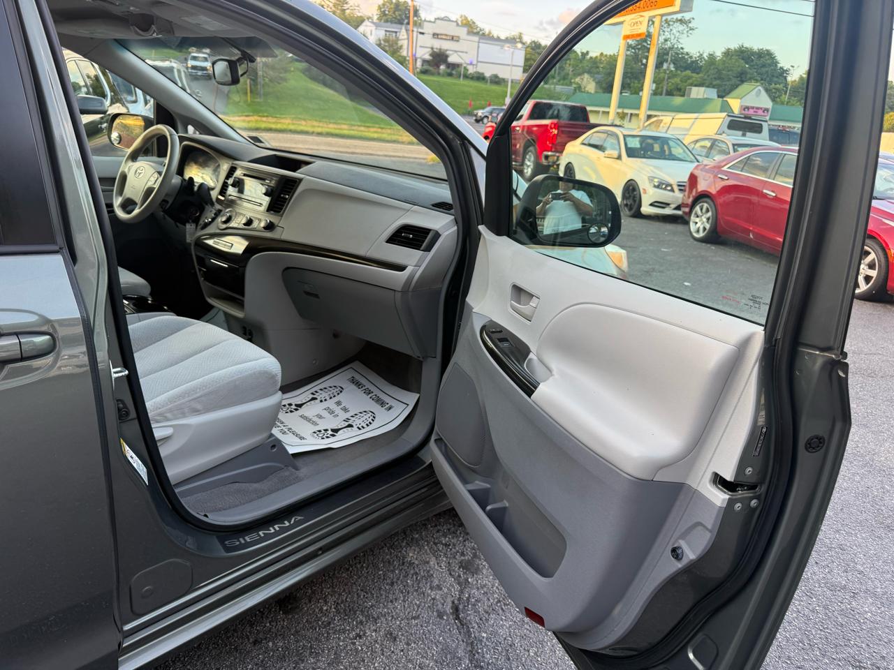 Toyota Sienna 5dr 7-Pass Van V6 LE FWD (Natl) 2011