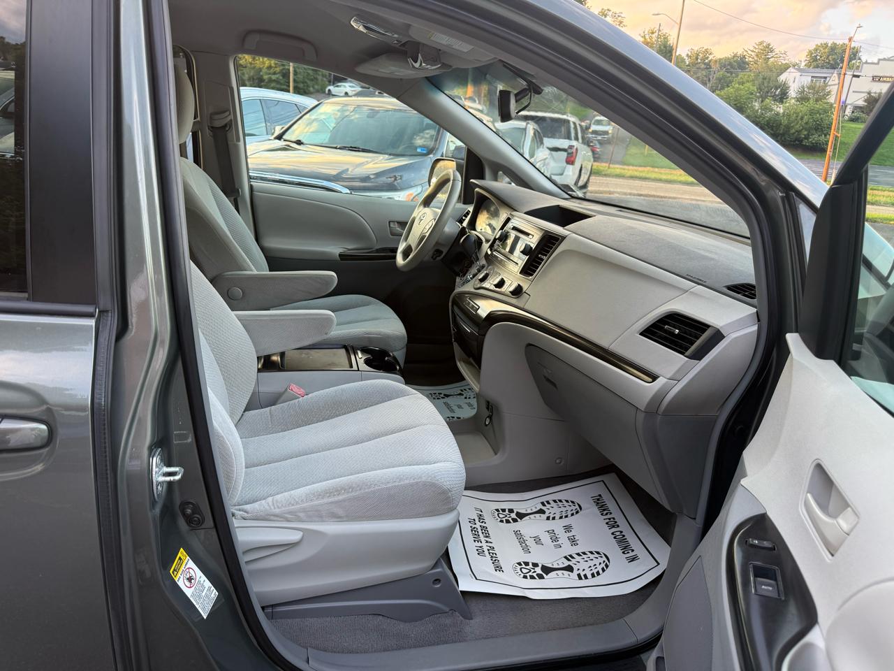 Toyota Sienna 5dr 7-Pass Van V6 LE FWD (Natl) 2011