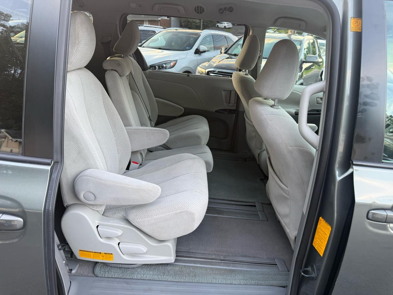 Toyota Sienna 5dr 7-Pass Van V6 LE FWD (Natl) 2011