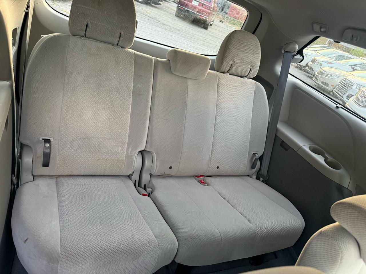 Toyota Sienna 5dr 7-Pass Van V6 LE FWD (Natl) 2011