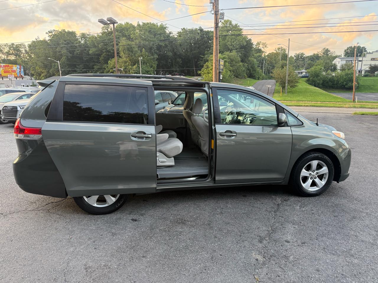 Toyota Sienna 5dr 7-Pass Van V6 LE FWD (Natl) 2011