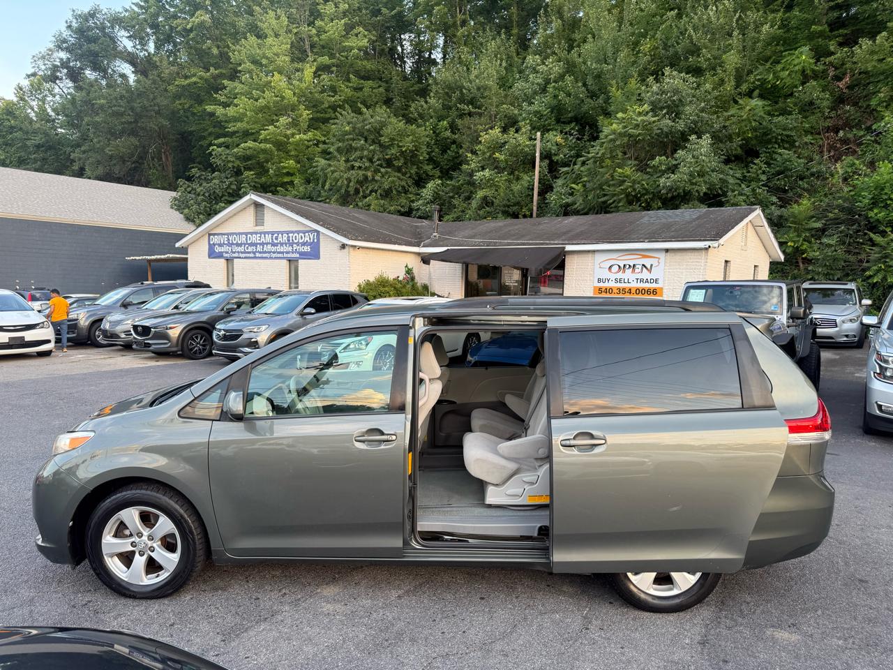 Toyota Sienna 5dr 7-Pass Van V6 LE FWD (Natl) 2011