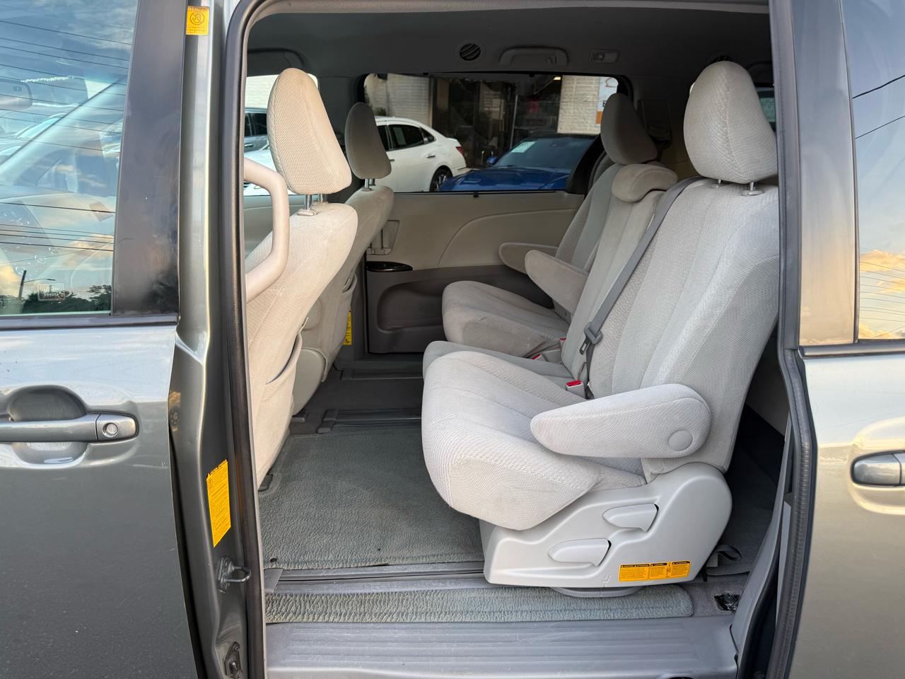 Toyota Sienna 5dr 7-Pass Van V6 LE FWD (Natl) 2011