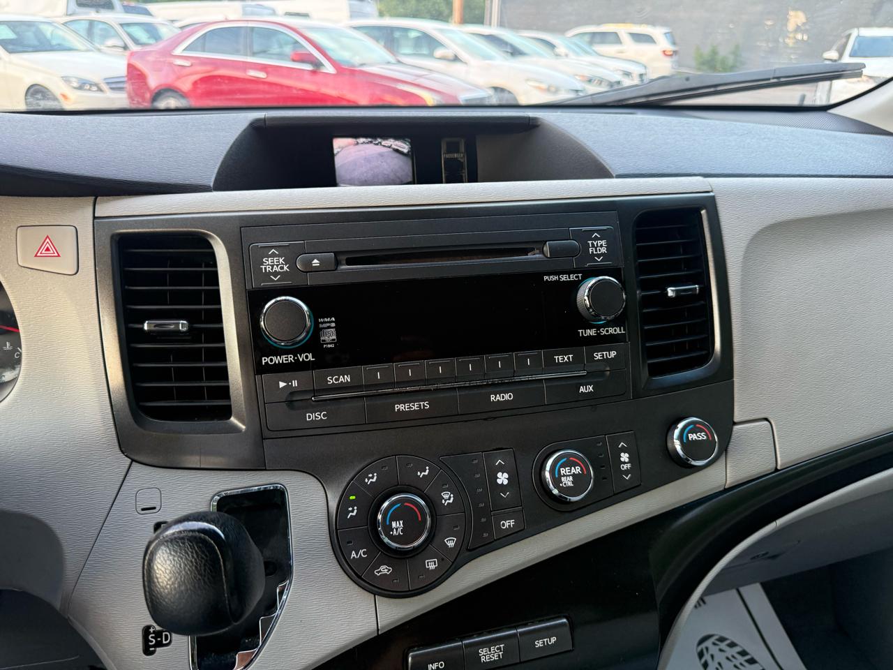 Toyota Sienna 5dr 7-Pass Van V6 LE FWD (Natl) 2011