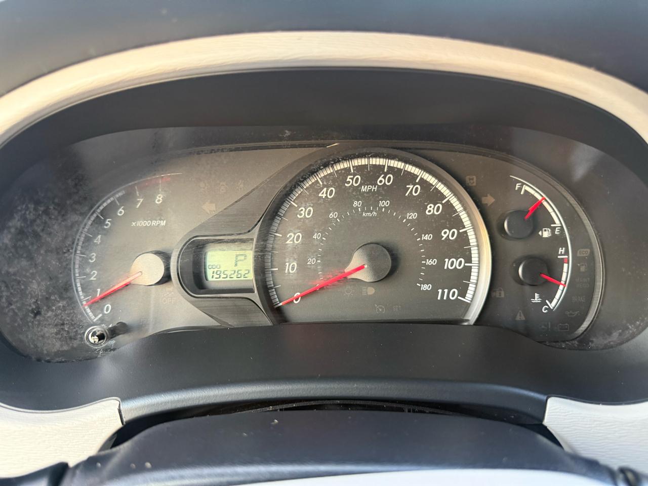 Toyota Sienna 5dr 7-Pass Van V6 LE FWD (Natl) 2011