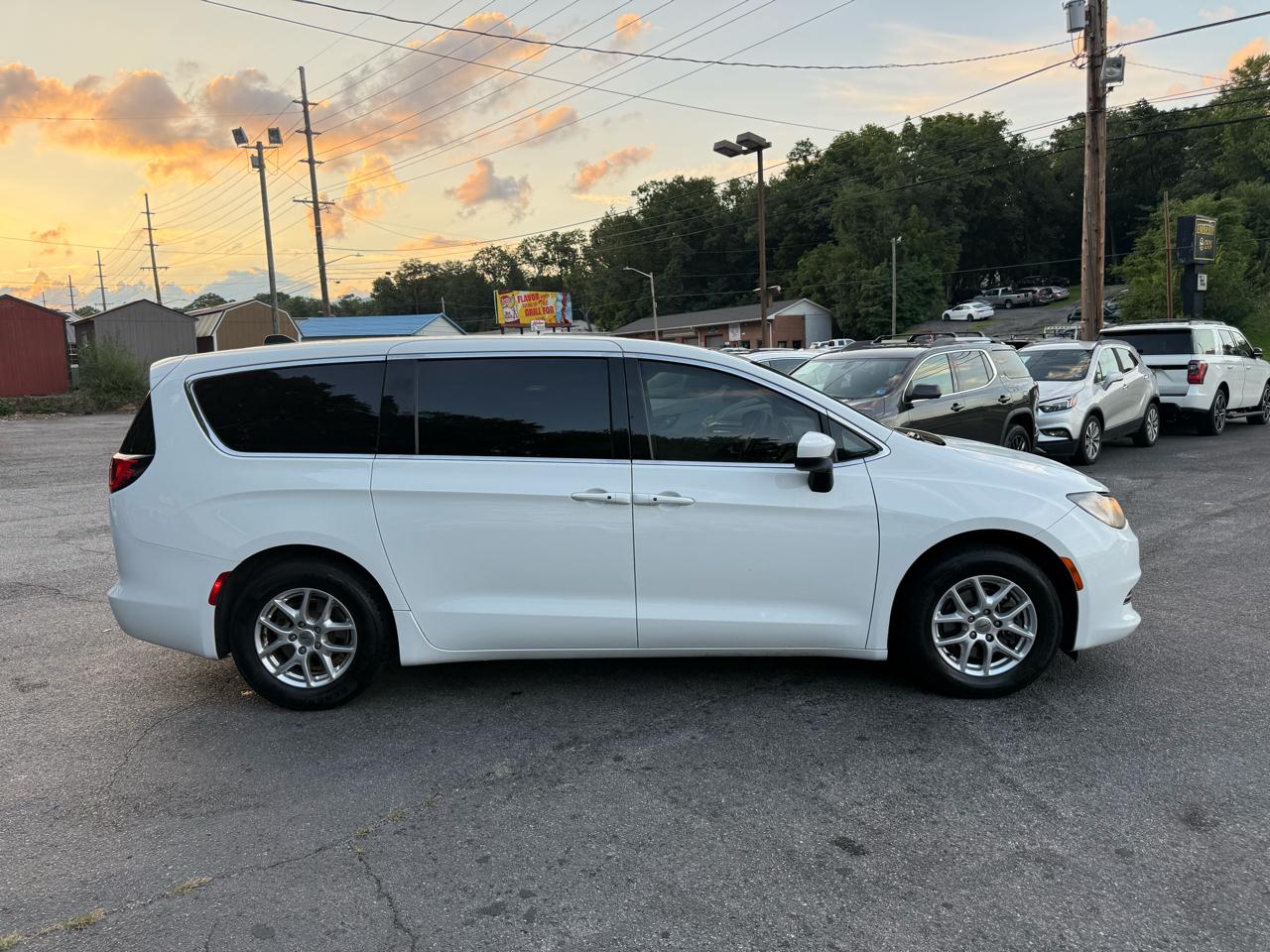 Chrysler Voyager LX FWD 2023