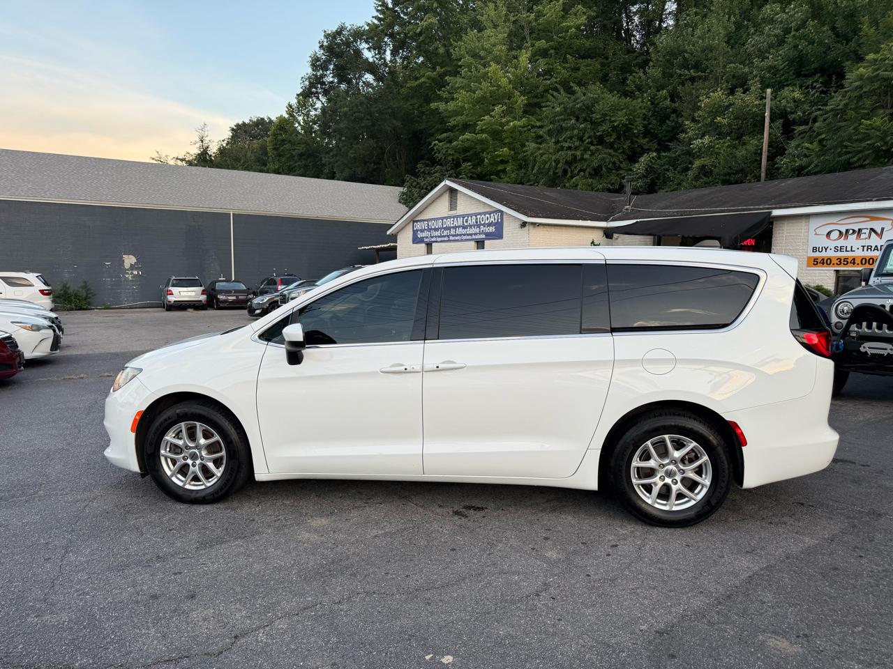 Chrysler Voyager LX FWD 2023