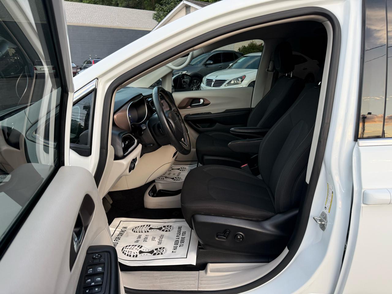 Chrysler Voyager LX FWD 2023
