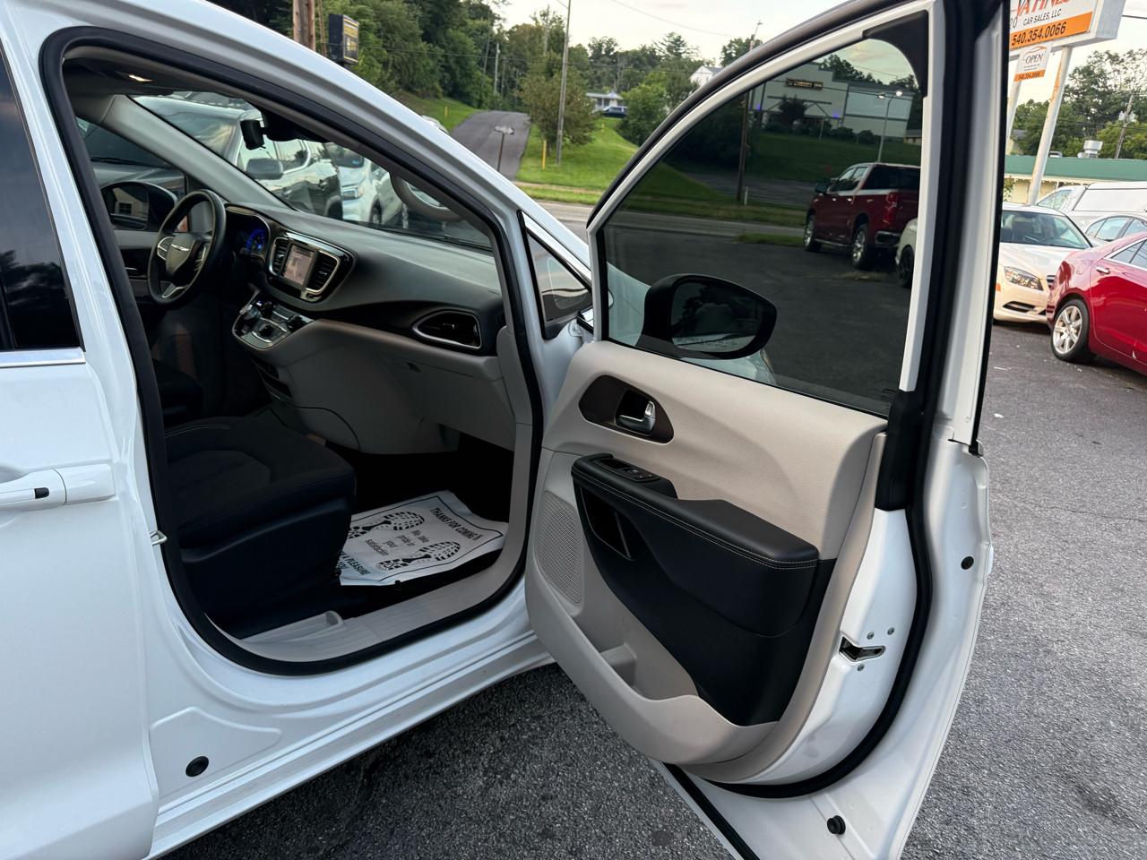 Chrysler Voyager LX FWD 2023