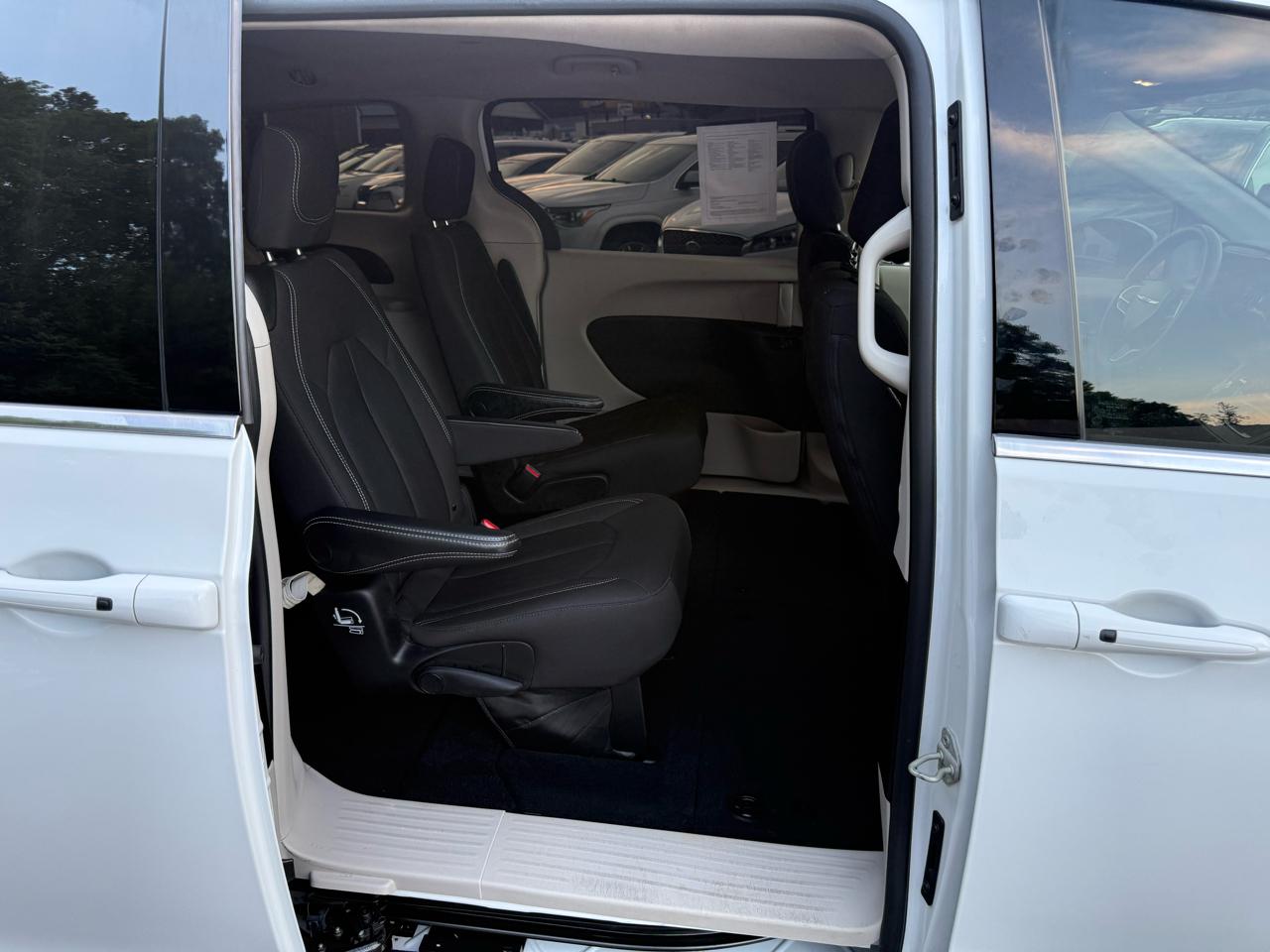 Chrysler Voyager LX FWD 2023
