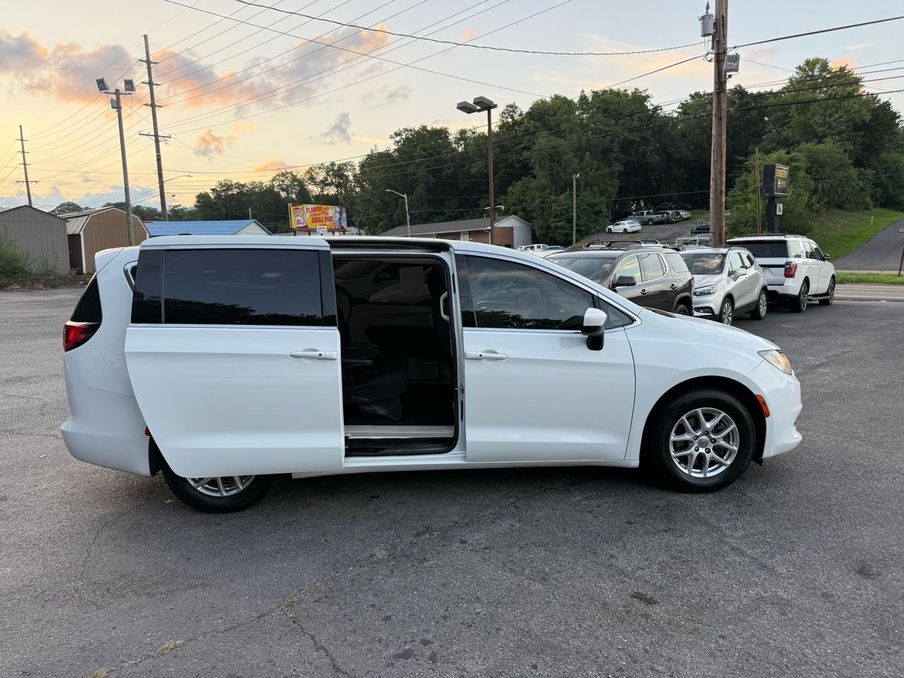 Chrysler Voyager LX FWD 2023