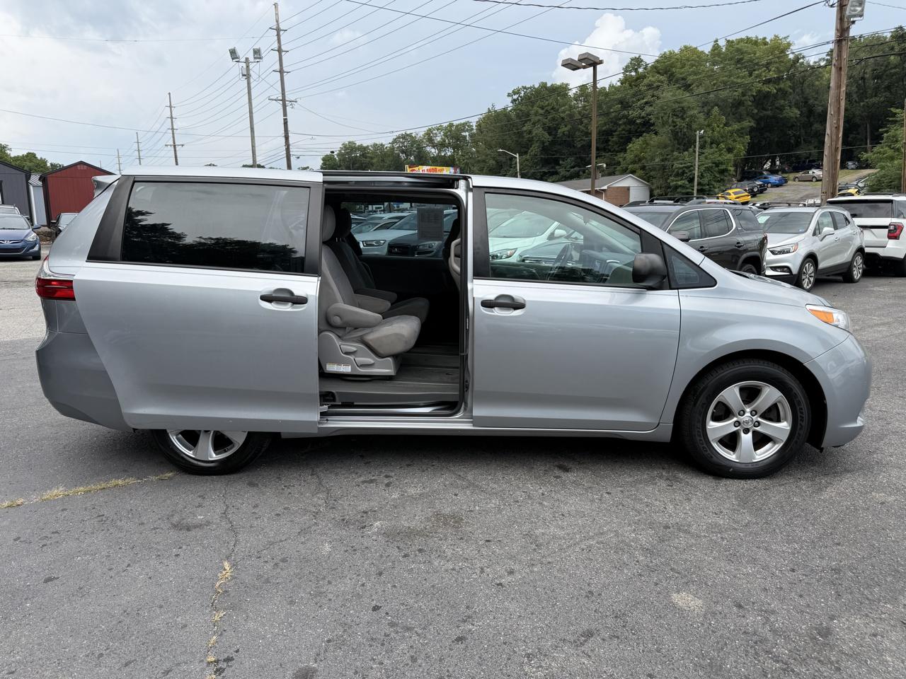 Toyota Sienna 5dr 7-Pass Van L FWD (Natl) 2015