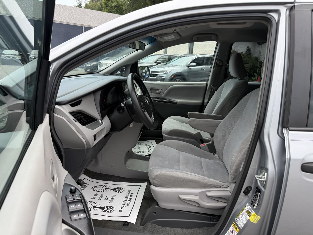 Toyota Sienna 5dr 7-Pass Van L FWD (Natl) 2015