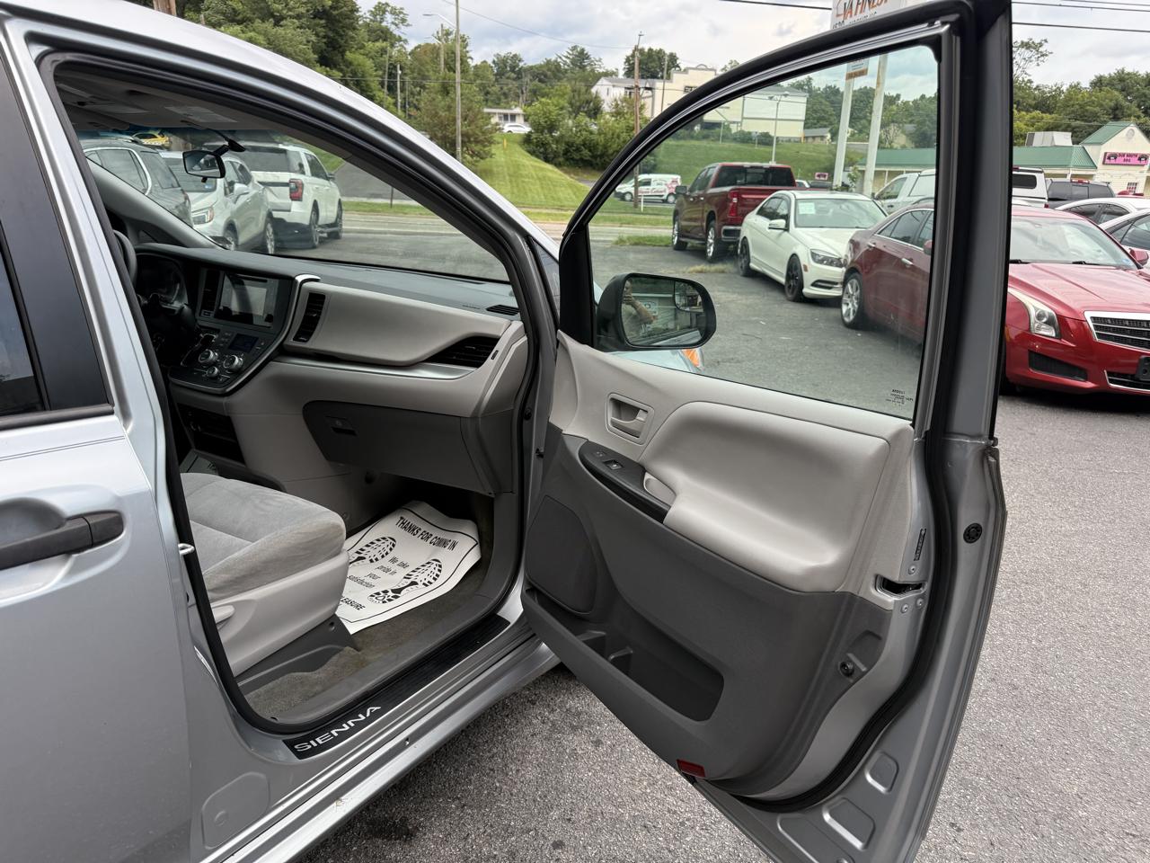 Toyota Sienna 5dr 7-Pass Van L FWD (Natl) 2015