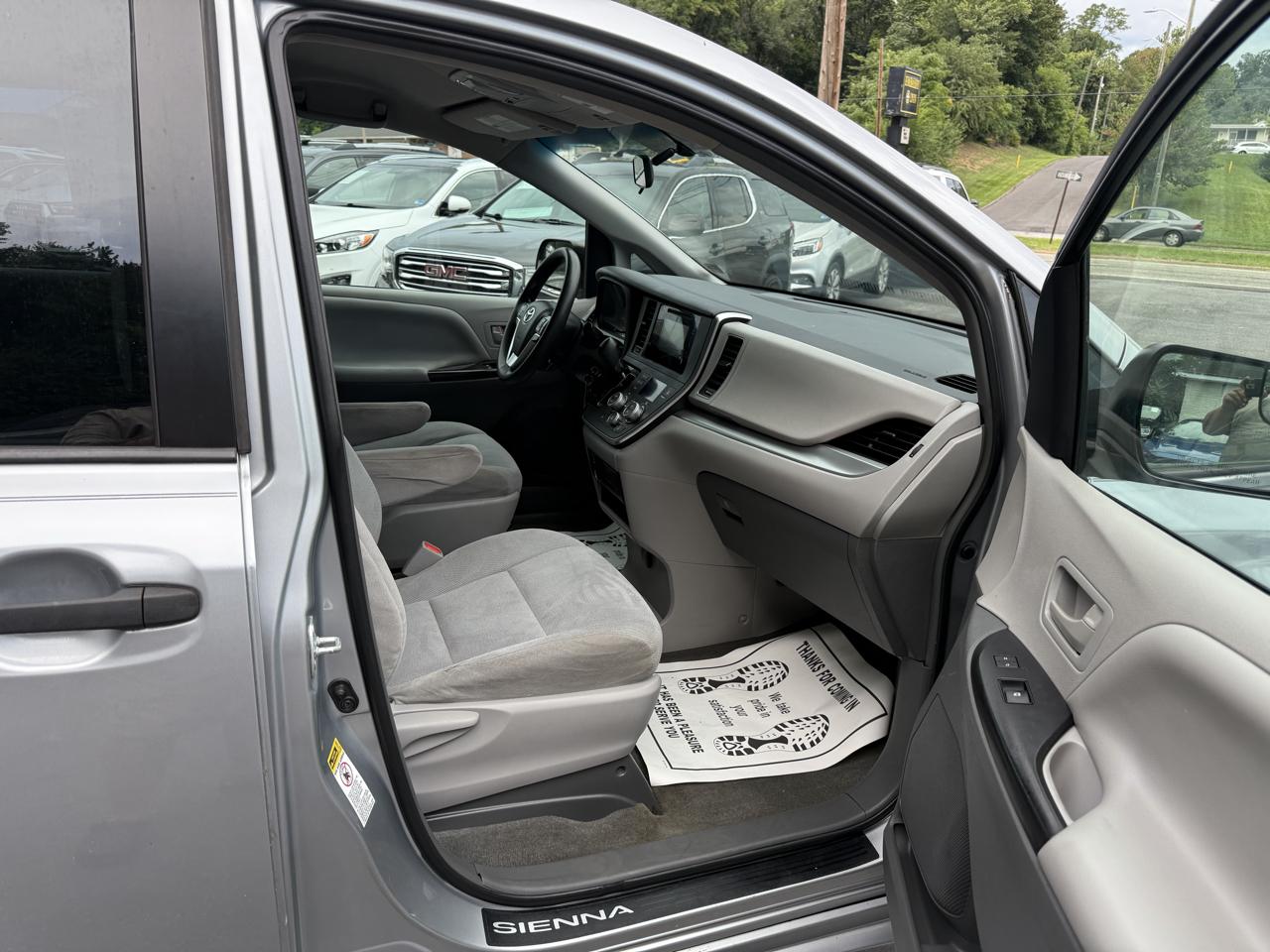 Toyota Sienna 5dr 7-Pass Van L FWD (Natl) 2015