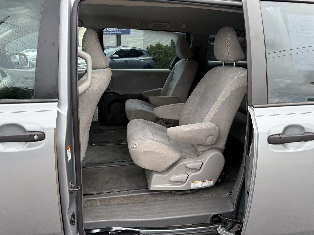 Toyota Sienna 5dr 7-Pass Van L FWD (Natl) 2015