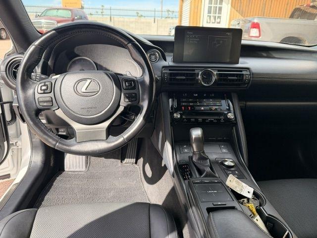 Lexus IS  2023