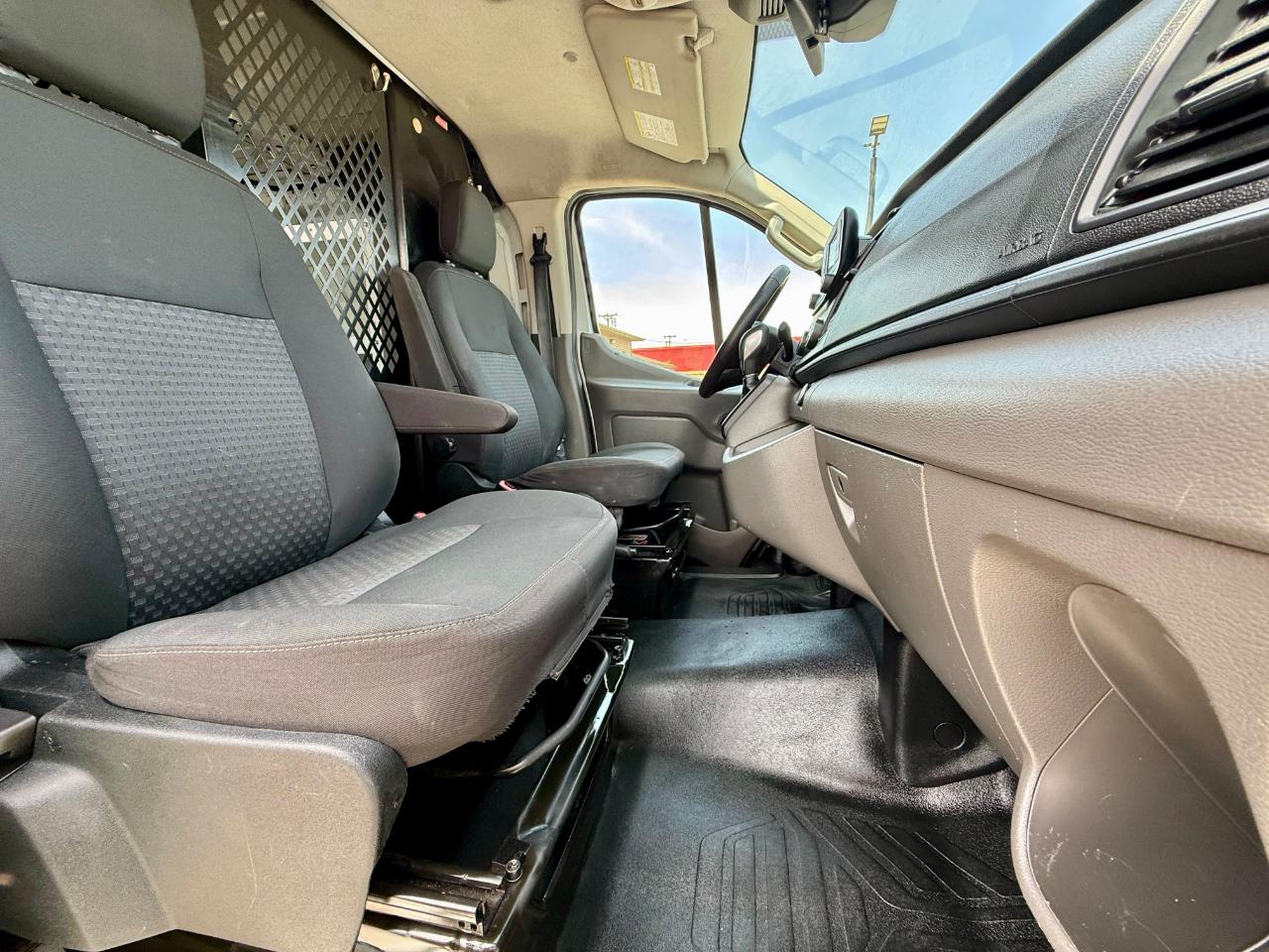 Ford Transit 250 Van Low Roof w/Sliding Pass. 130-in. WB 2020