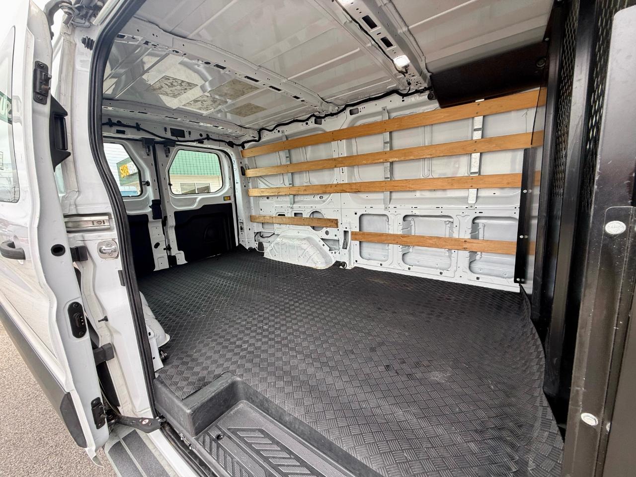 Ford Transit 250 Van Low Roof w/Sliding Pass. 130-in. WB 2021