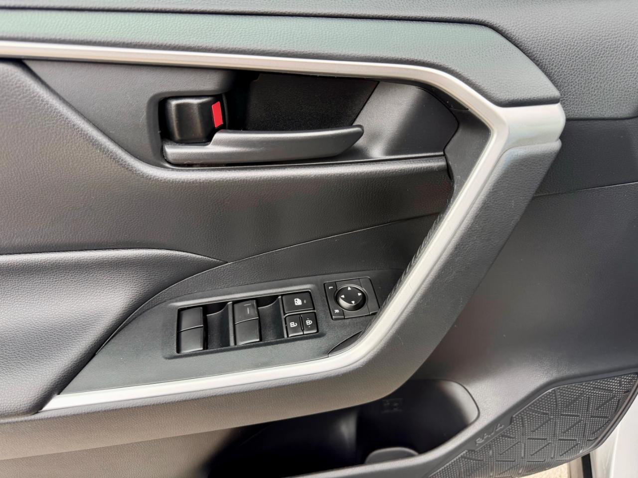 Toyota RAV4 LE AWD 2019