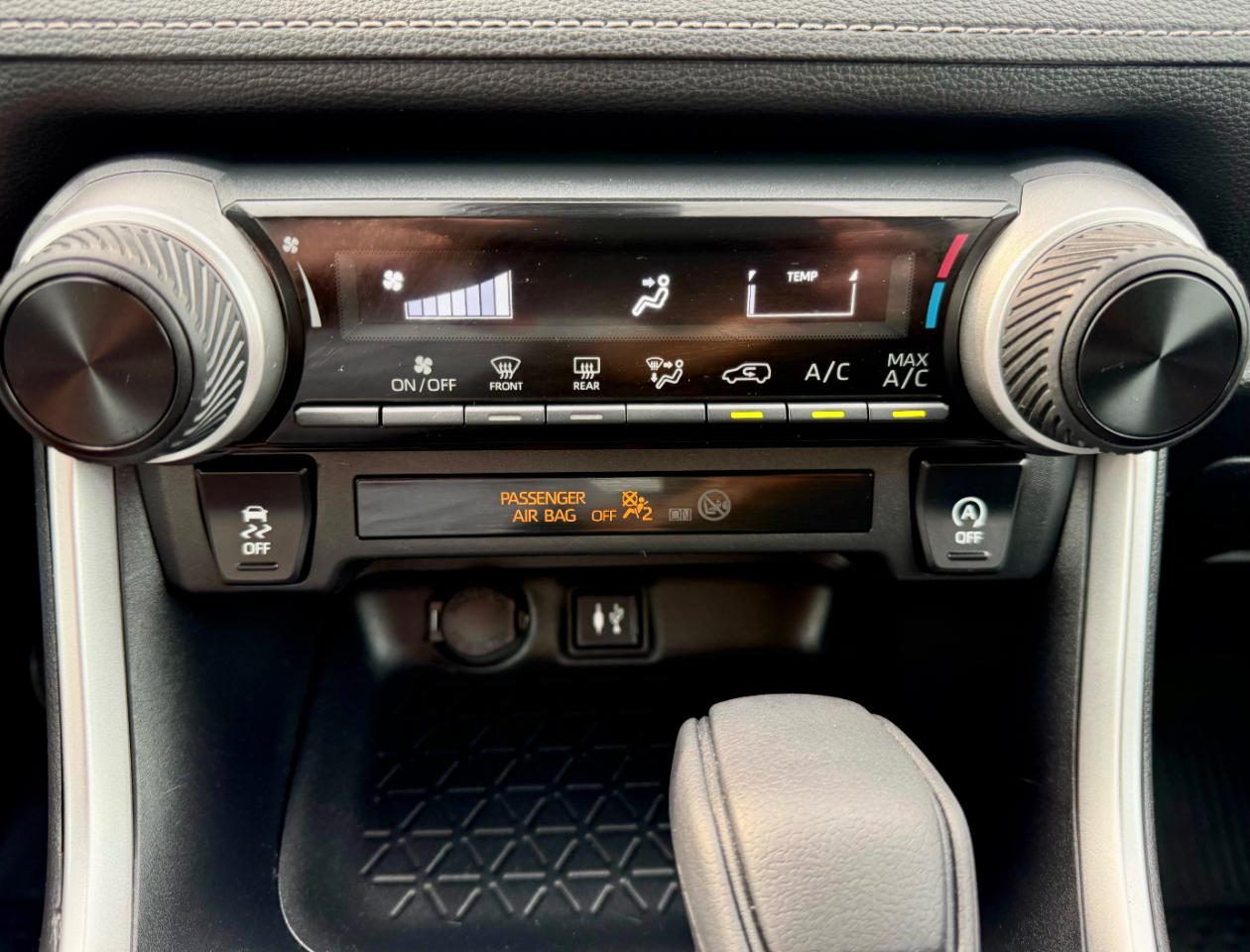 Toyota RAV4 LE AWD 2019