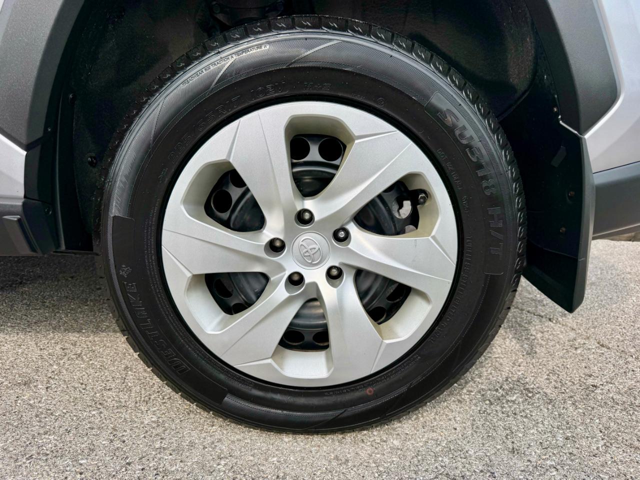 Toyota RAV4 LE AWD 2019
