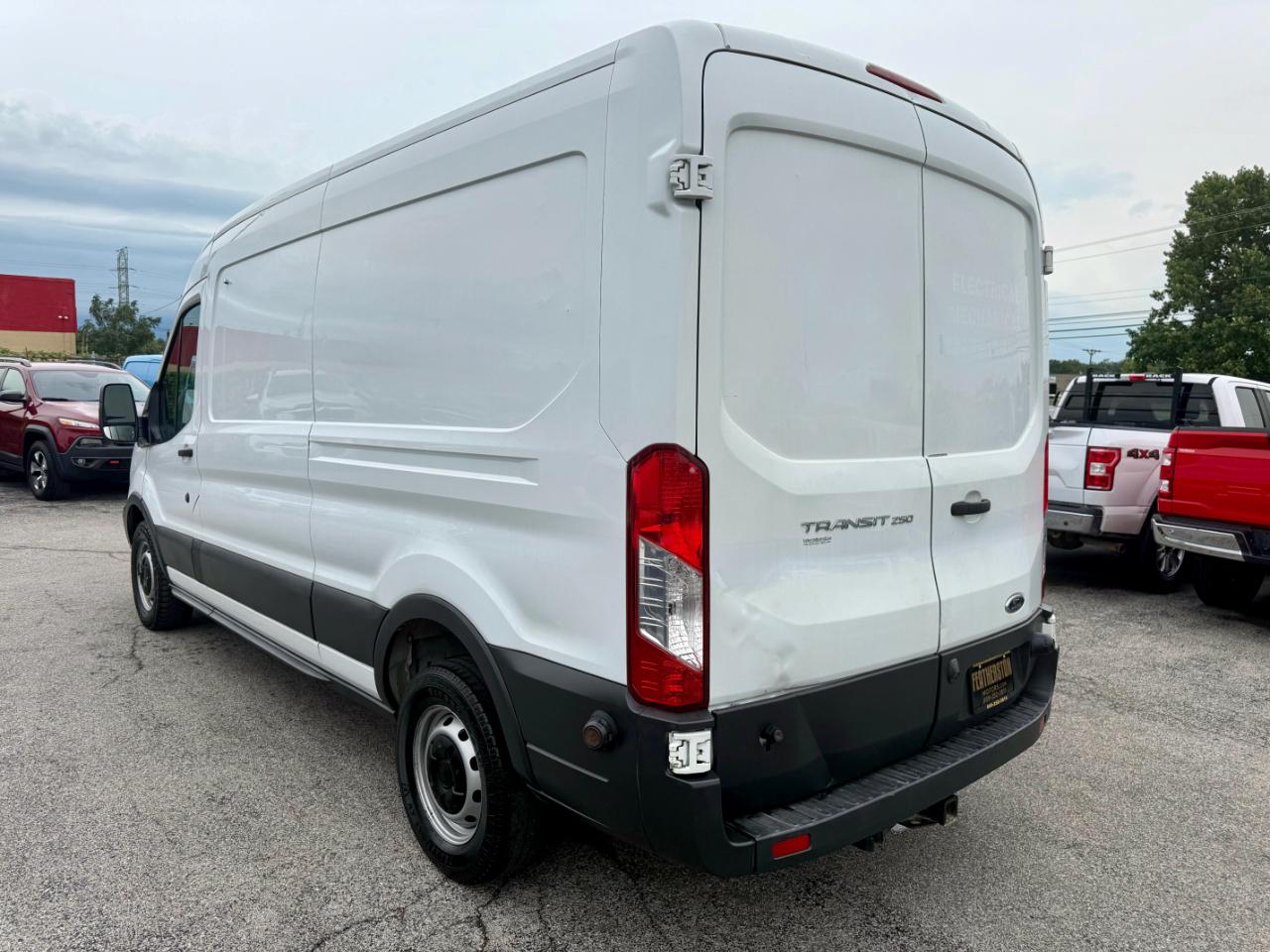 Ford Transit 250 Van Med. Roof w/Sliding Pass. 148-in. WB 2017