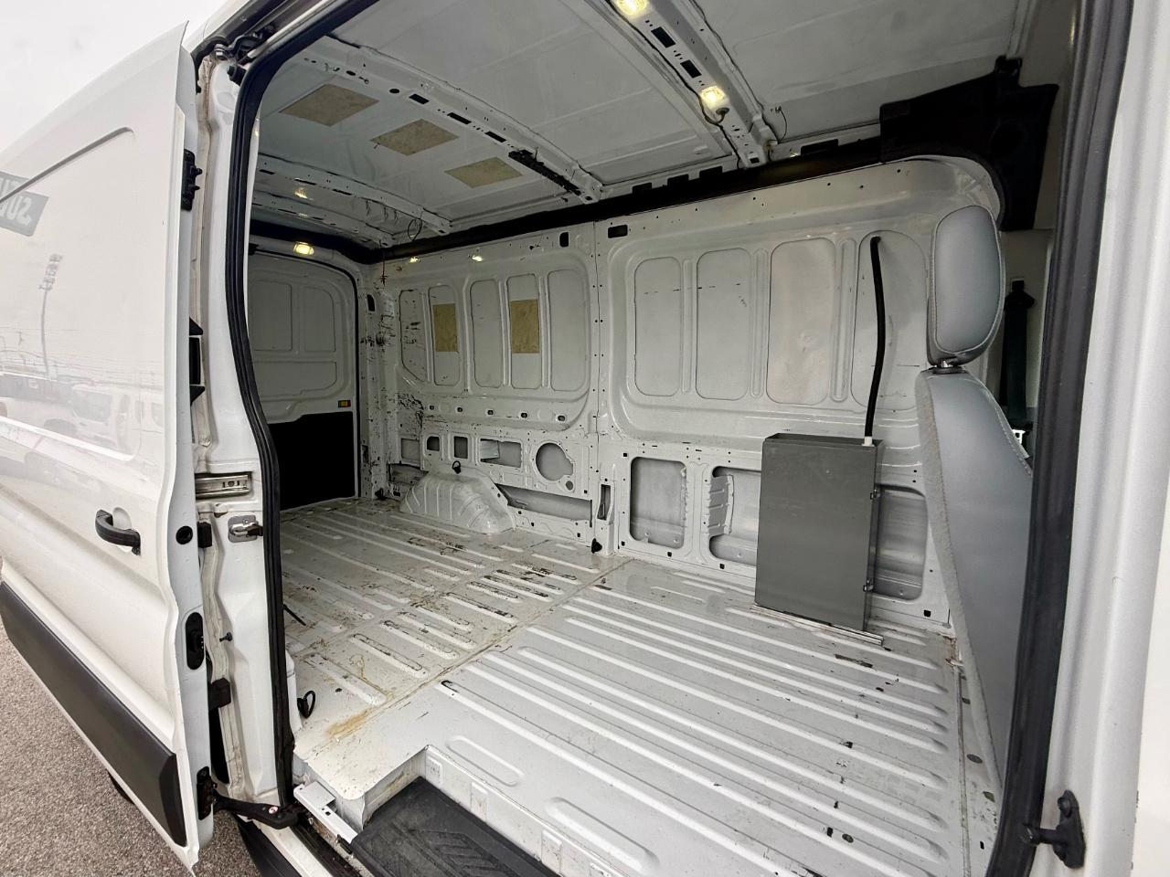Ford Transit 250 Van Med. Roof w/Sliding Pass. 148-in. WB 2017