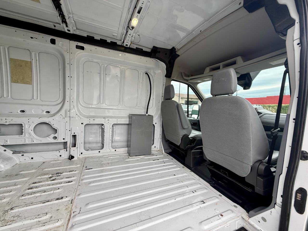 Ford Transit 250 Van Med. Roof w/Sliding Pass. 148-in. WB 2017