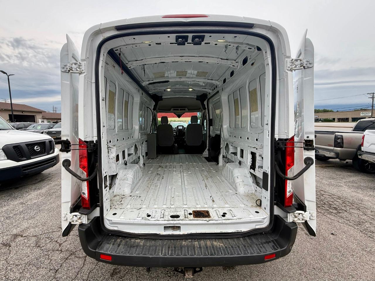 Ford Transit 250 Van Med. Roof w/Sliding Pass. 148-in. WB 2017