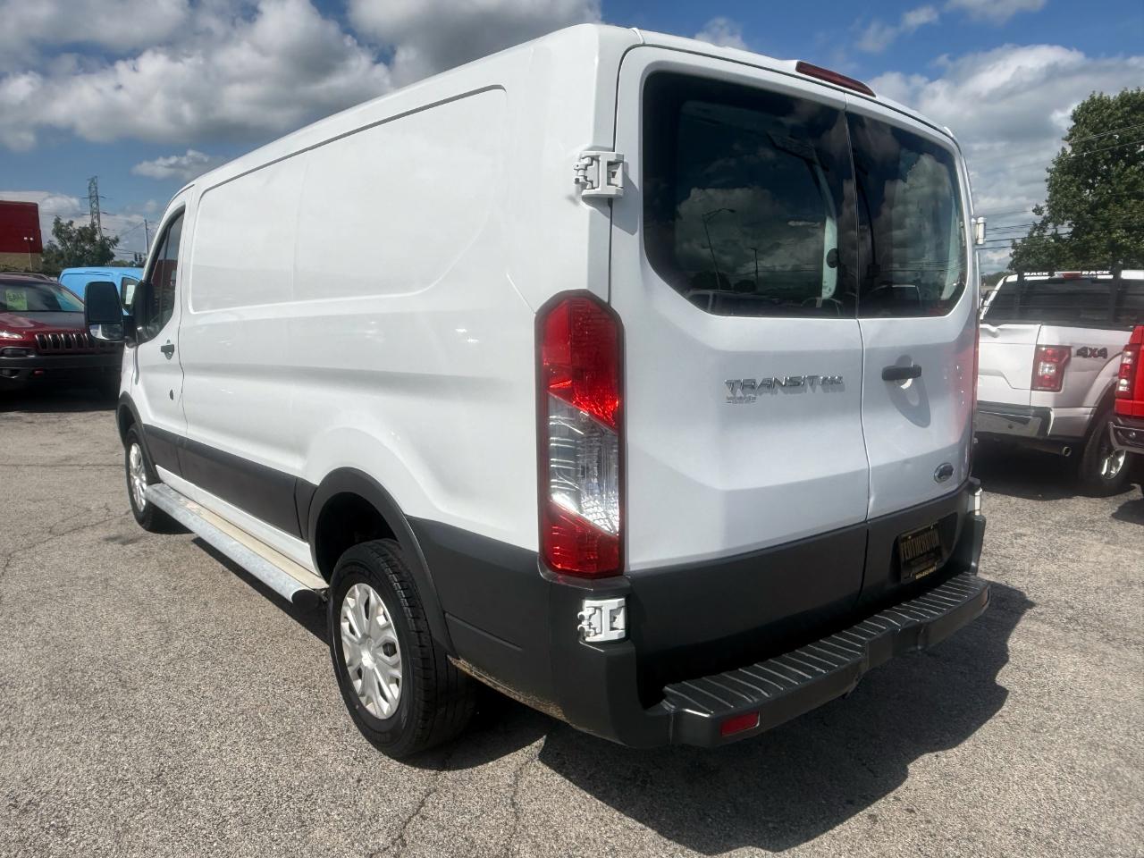 Ford Transit 250 Van Low Roof 60/40 Pass.130-in. WB 2015