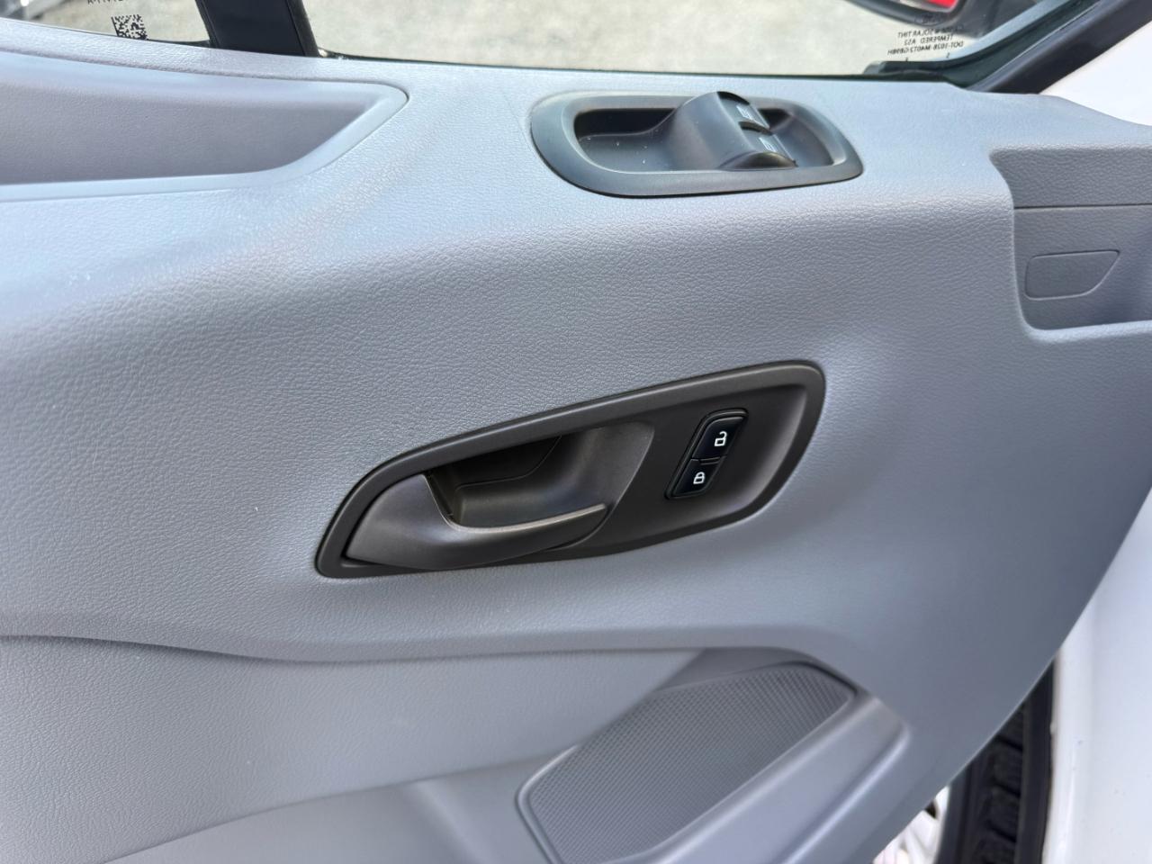 Ford Transit 250 Van Low Roof 60/40 Pass.130-in. WB 2015