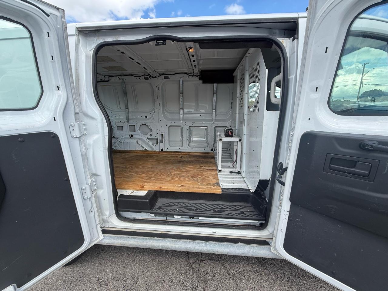 Ford Transit 250 Van Low Roof 60/40 Pass.130-in. WB 2015
