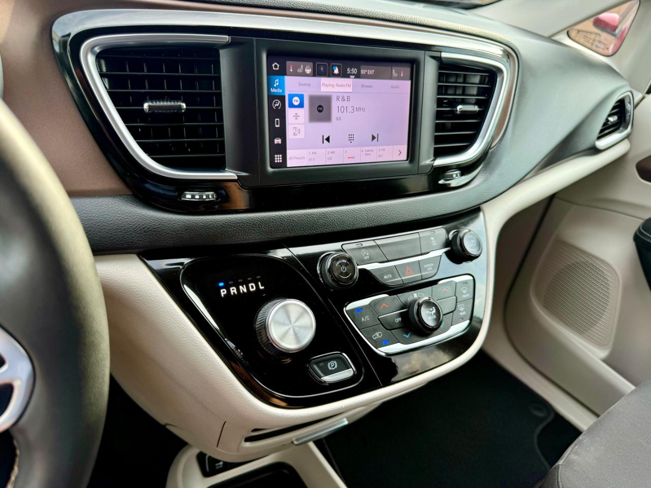 Chrysler Voyager LX 2024