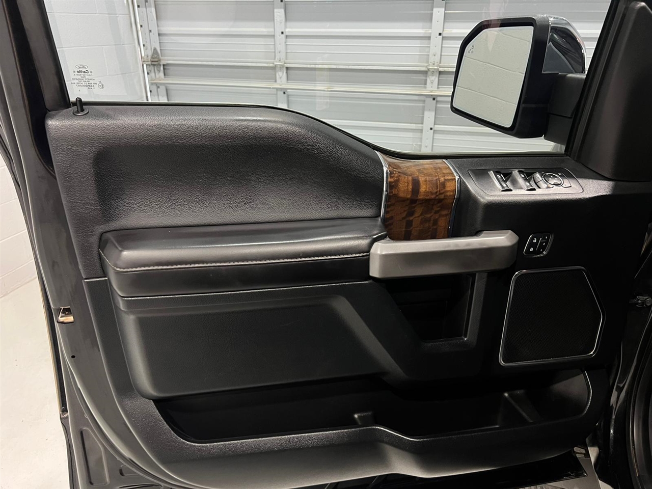 Ford F-150 Platinum SuperCrew 6.5-ft. Bed 4WD 2015 Ford F-150 Platinum SuperCrew 6.5-ft. Bed 4WD 2015