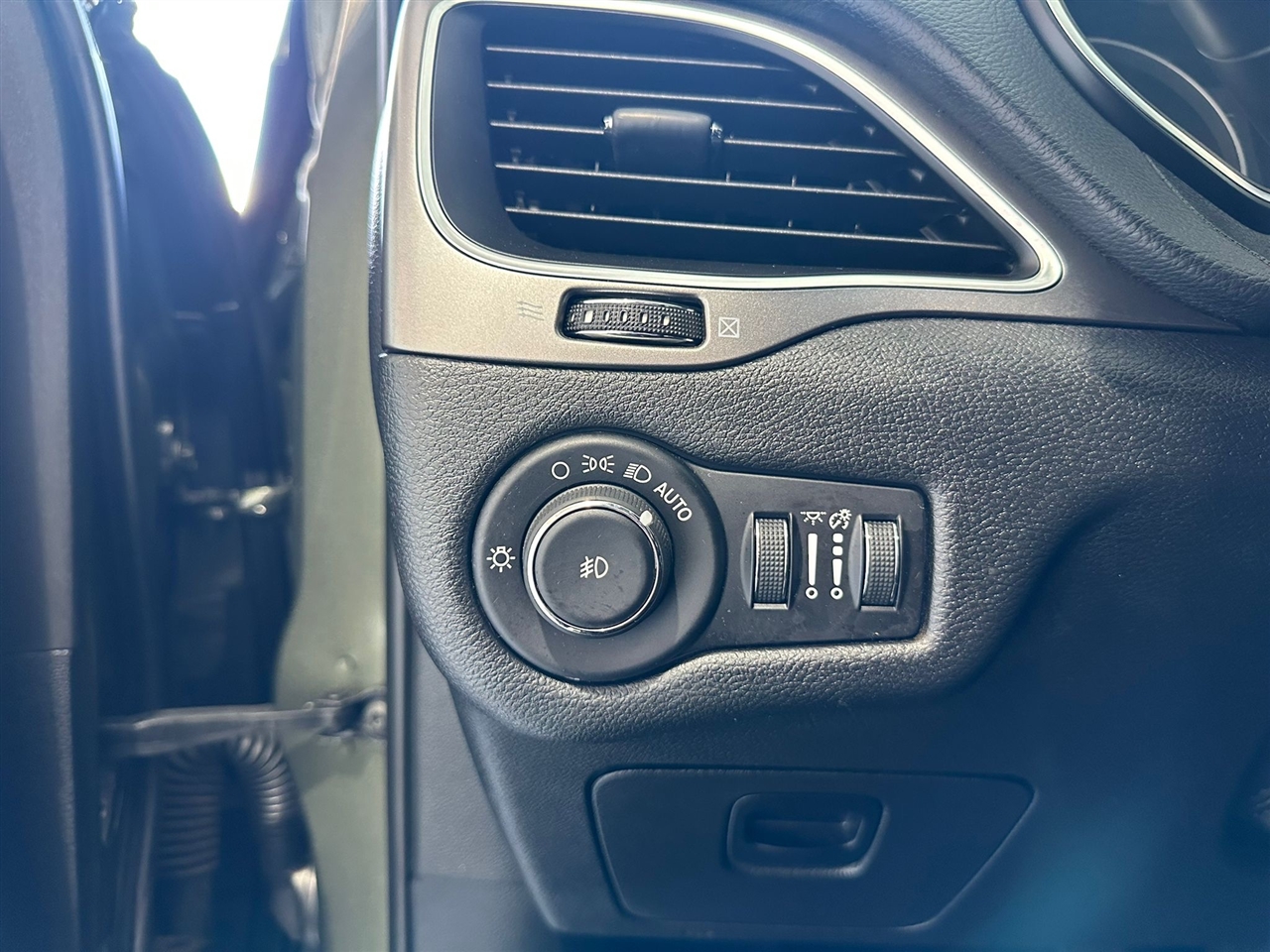 Jeep Cherokee Latitude Plus FWD 2019 Jeep Cherokee Latitude Plus FWD 2019