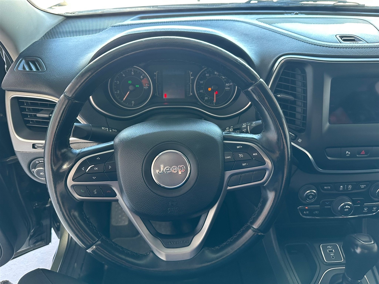 Jeep Cherokee Latitude Plus FWD 2019 Jeep Cherokee Latitude Plus FWD 2019