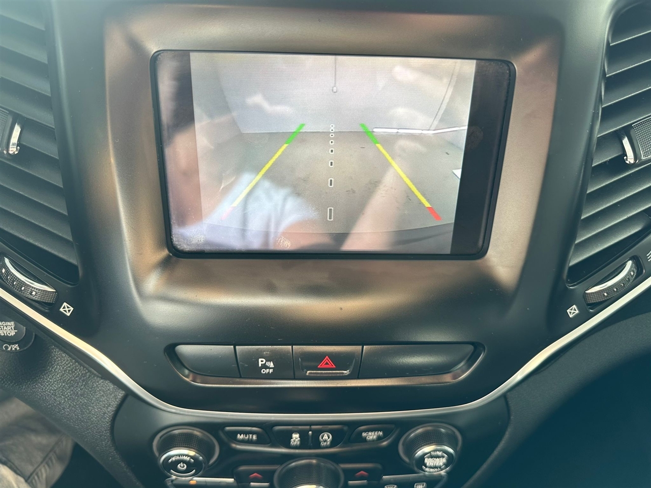 Jeep Cherokee Latitude Plus FWD 2019 Jeep Cherokee Latitude Plus FWD 2019