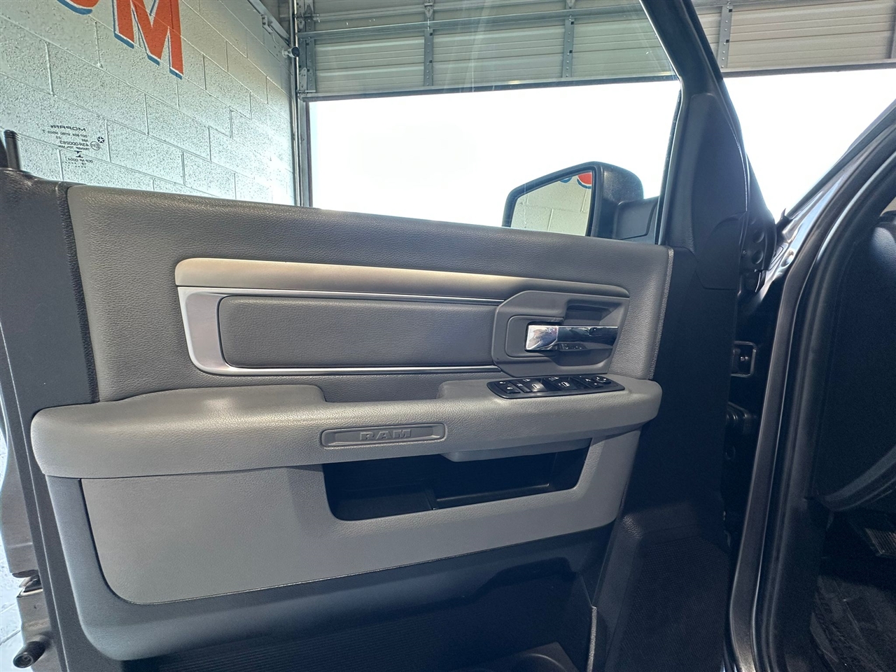 RAM 1500 Classic Tradesman Crew Cab SWB 4WD 2019 RAM 1500 Classic Tradesman Crew Cab SWB 4WD 2019