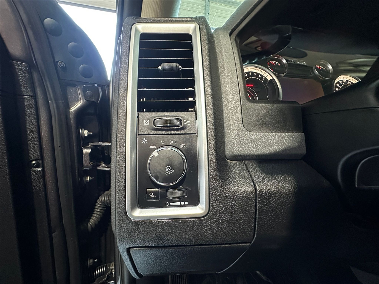 RAM 1500 Classic Tradesman Crew Cab SWB 4WD 2019 RAM 1500 Classic Tradesman Crew Cab SWB 4WD 2019