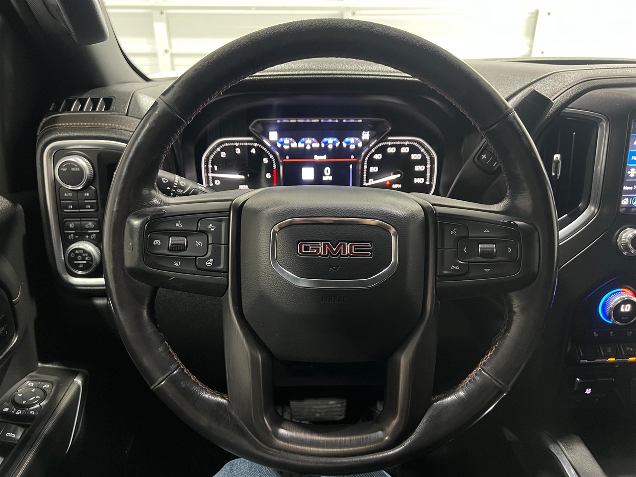 GMC Sierra 2500HD AT4 Crew Cab 4WD 2020 GMC Sierra 2500HD AT4 Crew Cab 4WD 2020