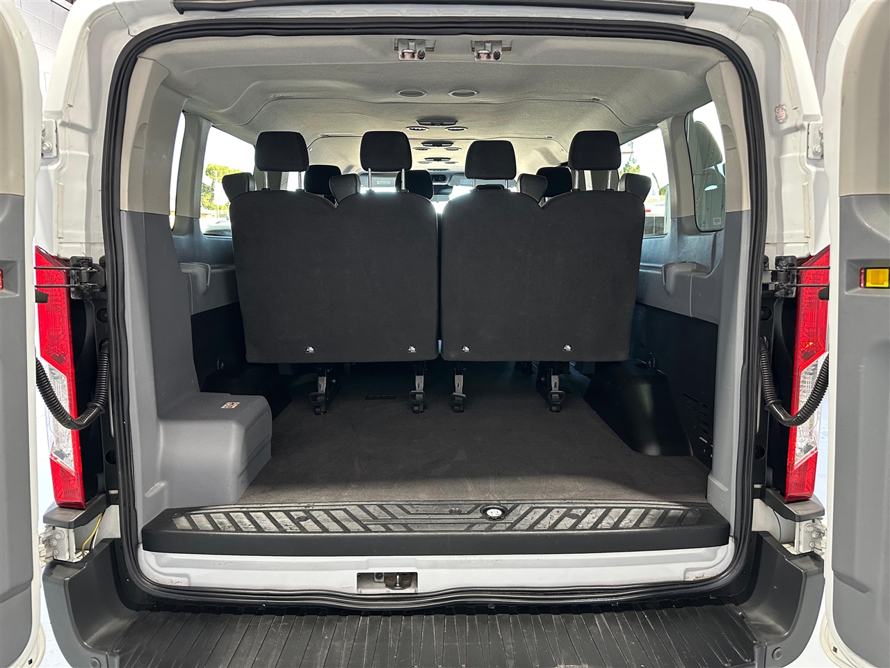 Ford Transit 350 Wagon Low Roof XLT 60/40 Pass. 148-in. WB 2016 Ford Transit 350 Wagon Low Roof XLT 60/40 Pass. 148-in. WB 2016