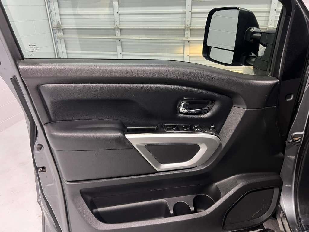 Nissan Titan SV Crew Cab 4WD 2017