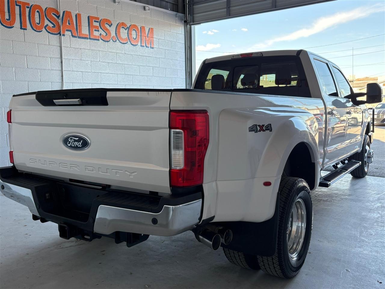 Ford F-350 SD Lariat Crew Cab Long Bed DRW 4WD 2017