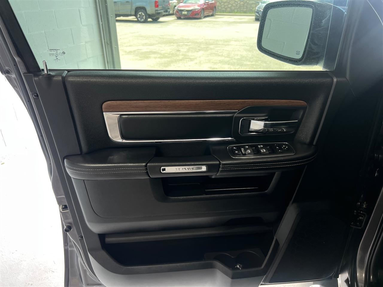 RAM 1500 Laramie Crew Cab SWB 4WD 2016