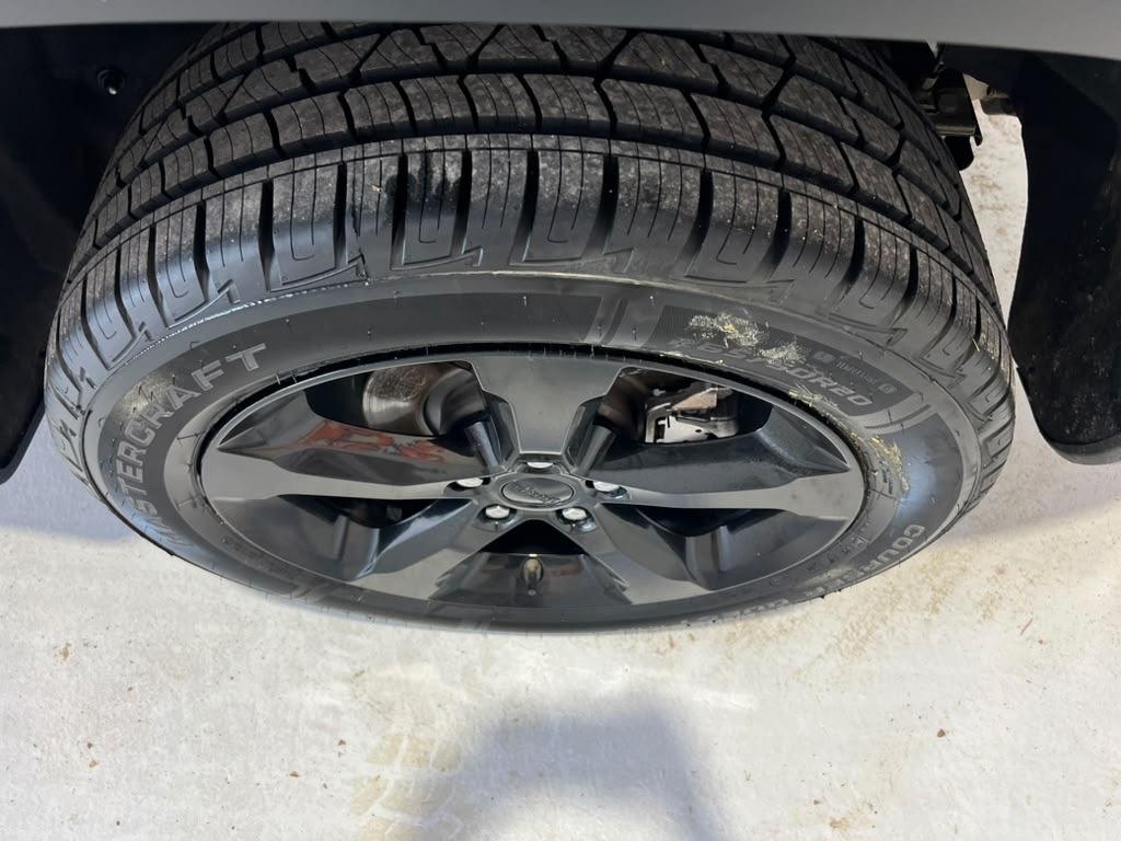 Jeep Grand Cherokee Laredo 4WD 2023