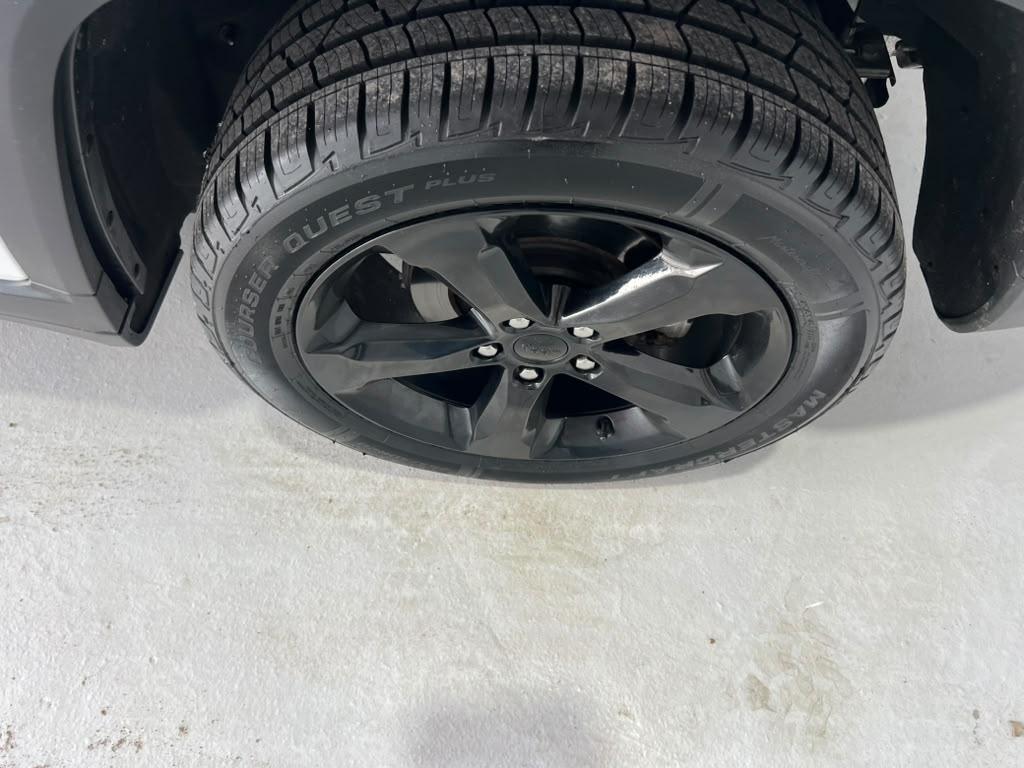 Jeep Grand Cherokee Laredo 4WD 2023