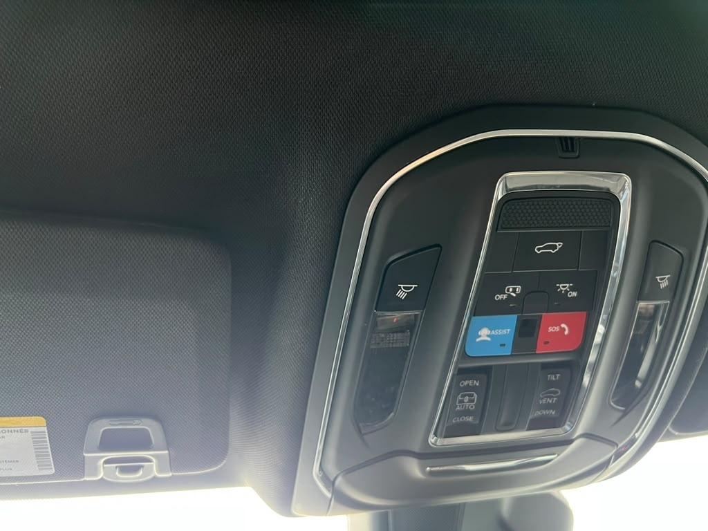 Jeep Grand Cherokee Laredo 4WD 2023