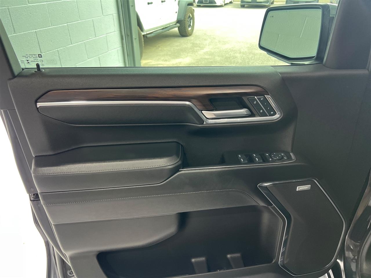 GMC Sierra 1500 SLT Crew Cab 4WD 2024