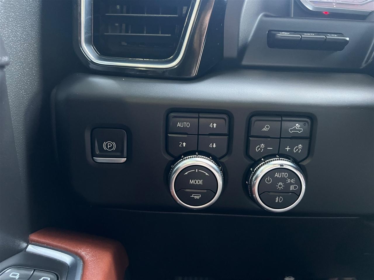 GMC Sierra 1500 Denali Ultimate Crew Cab 4WD 2023
